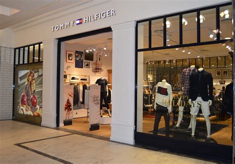 TOMMY HILFIGER STORE .